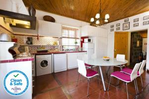 uma cozinha com uma mesa e cadeiras em Casa Villa Garden em Ponta Delgada