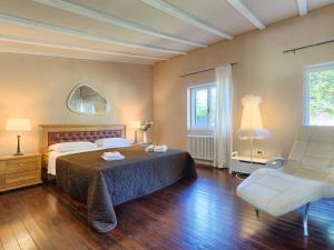 Łóżko lub łóżka w pokoju w obiekcie Villa Moira by Interhome