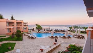 Bazén v ubytování Avantis Suites Hotel nebo v jeho okolí