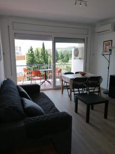 sala de estar con sofá y mesa en Apartament Passeig Maritim en Llança