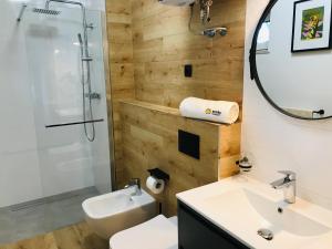 La salle de bains est pourvue d'une douche, d'un lavabo et d'un miroir. dans l'établissement Ameba, à Mielno