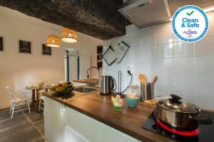 uma cozinha com uma bancada com uma panela no fogão em Casa Villa Cottage em Ponta Delgada