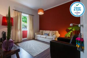 sala de estar con sofá y ventana en Casa Villa Cottage en Ponta Delgada