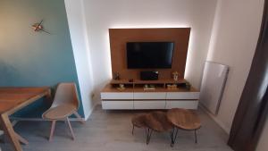 Televízia a/alebo spoločenská miestnosť v ubytovaní Apartmán Tatran A 12