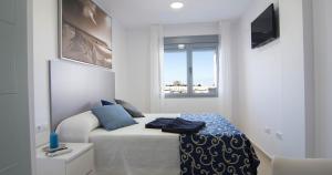 Μια τηλεόραση ή/και κέντρο ψυχαγωγίας στο Apartamentos Conil Park