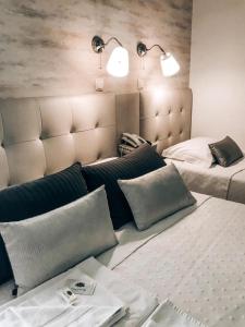 une chambre d'hôtel avec 2 lits et 2 lampes dans l'établissement Residencial Celeste, à Águeda