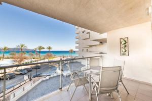 balcón con mesa, sillas y vistas al océano en Sa Maniga 2C, en Cala Millor