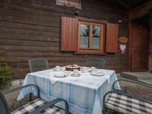einen Tisch mit einem Kuchen vor einer Hütte in der Unterkunft Chalet Monika in Sankt Koloman