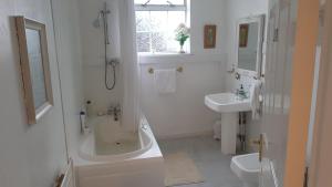 Un baño de Innisfree Guest House