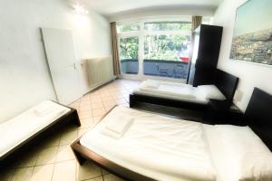 Pokój z 2 łóżkami i oknem w obiekcie Pension zur Post w mieście Eutin