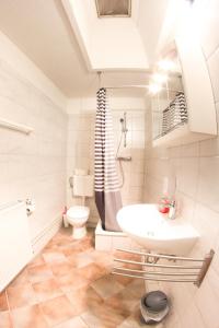 La salle de bains est pourvue d'un lavabo et de toilettes. dans l'établissement Pension zur Post, à Eutin