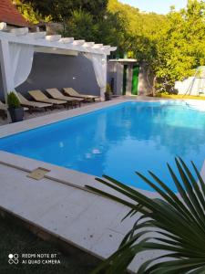 Piscina de la sau aproape de Holiday Home Zezevica - Heated Pool