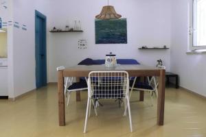 a dining room table and chairs in a room at Casa Azzurra in Conca Specchiulla