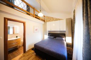 1 dormitorio con cama azul y lavamanos en Holiday home Mare, en Petrčane 58 fotos más