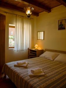 una camera da letto con un letto e due asciugamani di Apartments Heraki a Sveti Lovreč Pazenatički