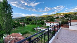 balcón con vistas a la ciudad y a las montañas en Delfinia Studios, en Platanias