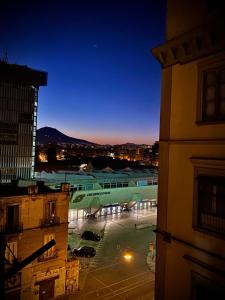 - une vue sur une ville la nuit avec un bâtiment vert dans l'établissement B&B TERRONIA, à Naples