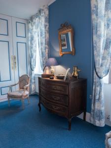 Habitación azul con tocador, silla y espejo en Château de Colombier, en Saint-Julien