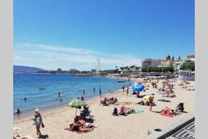 a group of people on a beach with the ocean at BEACH-CITY 3 PIECES in Saint-Raphaël