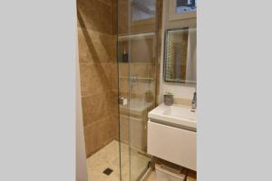 a bathroom with a shower and a sink at BEACH-CITY 3 PIECES in Saint-Raphaël +14 photos