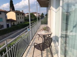 a table and chairs on a balcony with a view at La casa dei butei in Castelnuovo del Garda