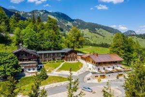 eine Luftansicht eines Resorts in den Bergen in der Unterkunft Berghotel Sudelfeld in Bayrischzell