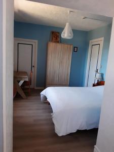 Postel nebo postele na pokoji v ubytování Home des Pins SARL