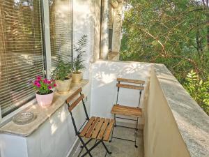um pequeno alpendre com uma cadeira e uma janela em Fresh Apartment em Sófia