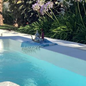 una estatua de una sirena sentada junto a una piscina en Kasbah Andaluz guest house en Chiclana de la Frontera