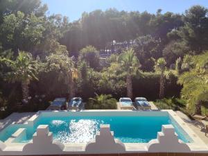 una piscina en un patio con árboles en Kasbah Andaluz guest house, en Chiclana de la Frontera