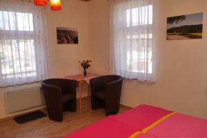 Rúm í herbergi á Günstiges Doppelzimmer Sächsische Schweiz