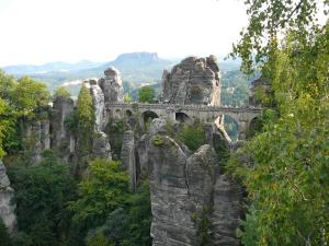 einen Blick auf eine Felsformation in der Unterkunft Günstiges Doppelzimmer Sächsische Schweiz in Mittelndorf