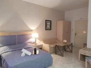 A bed or beds in a room at Arginonta Beach Apartments