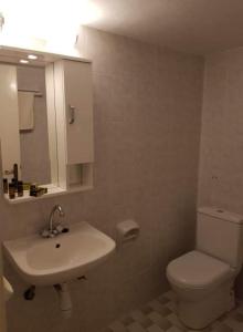 A bathroom at Arginonta Beach Apartments