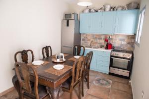 A kitchen or kitchenette at Nikolas place