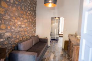A seating area at Nikolas place