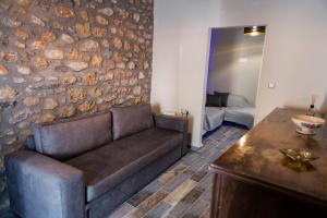 A seating area at Nikolas place