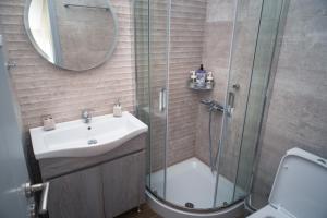 A bathroom at Nikolas place
