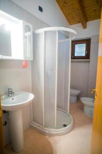 Ένα μπάνιο στο Carmel Self-Apartment