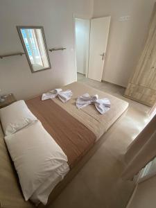 Theo and Irin's Houses في فلوغيتا: غرفة نوم عليها سرير وفوط