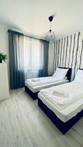 - une chambre avec 2 lits et une fenêtre dans l'établissement Legnica Apartament 53m2 Delux 6, à Legnica