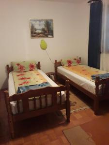 Un pat sau paturi într-o cameră la Kuca za odmor Zicanka