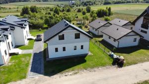 MorzeZatoka - apartamenty Władysławowo في فواديسوافوفو: منظر جوي لمجموعة من المنازل والحصان