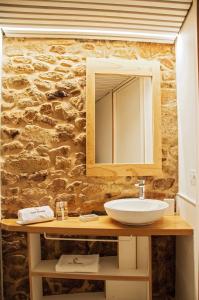 A bathroom at O Forno Casa Ferrador Ribeira Sacra