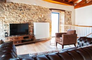 A television and/or entertainment centre at O Forno Casa Ferrador Ribeira Sacra