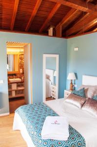 A bed or beds in a room at O Forno Casa Ferrador Ribeira Sacra