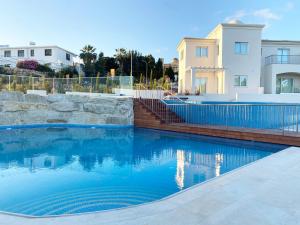 Bazen u objektu Tala Luxury apartments with pool by Raise ili u blizini