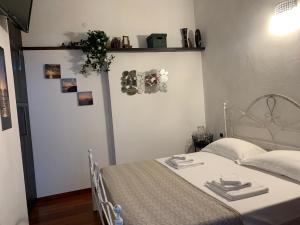 a bedroom with a bed and a table with napkins at Il Giardino Segreto in Tellaro