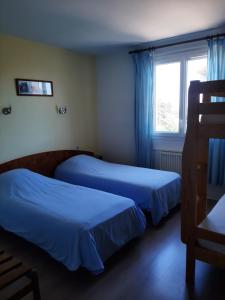 Postel nebo postele na pokoji v ubytování Home des Pins SARL