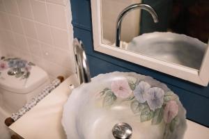 - un lavabo fleuri dans la salle de bains dans l'établissement Lhong Yaowarat hostel, à Bangkok